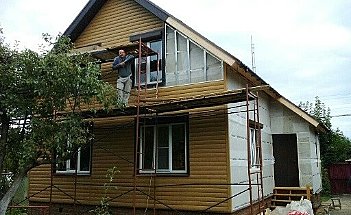 Монтаж сайдингом загородного дома